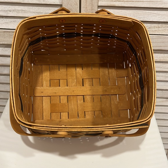 Longaberger Collectors Club Harbor Basket with protector 1998 - Picture 10 of 12